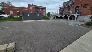 A parking lot with a building in the background. - Stay Roanoke | Stylish historic loft near downtown (Roanoke)