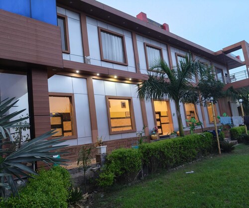 Deluxe Room Vaikunth Radhika Farm