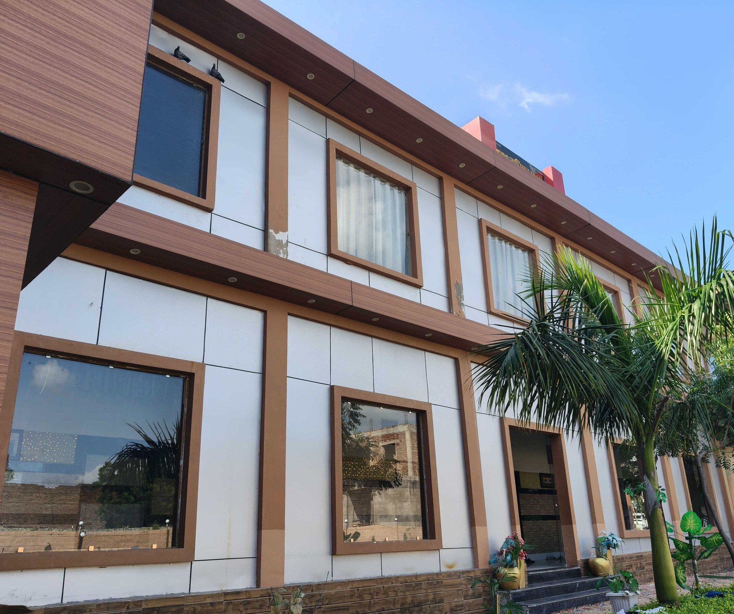 Un edificio de varios pisos con amplias ventanas y techo plano.