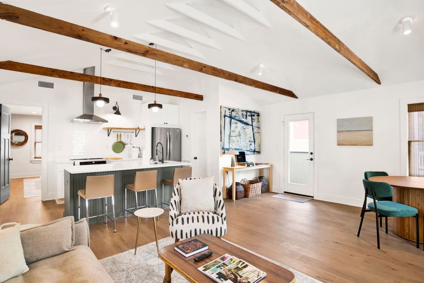 Un intérieur moderne comprenant une cuisine, un coin repas et un espace de vie.