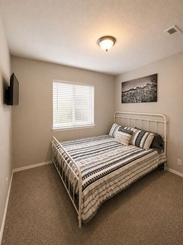 Peaceful 3-bedroom townhome in charming Palmer Lake, perfect for families!