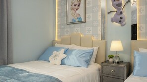 Ein Schlafzimmer mit einem Bett, Nachttischen und Wanddekorationen, darunter ein gerahmtes Bild und eine Schneemann-Darstellung.