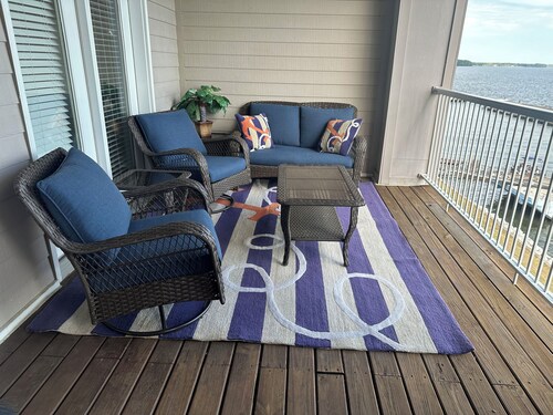 Spacious 3-bedroom top floor condo on the Tennessee River with amazing views