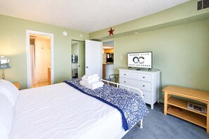 Ein Hotelzimmer mit einem Bett, einem Nachttisch, einer Kommode und einem Schild, das es als Ferienwohnung kennzeichnet.