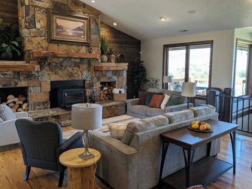 Recently Renovated Spacious Mountain Retreat near Park City w/ Theater, Hot Tub