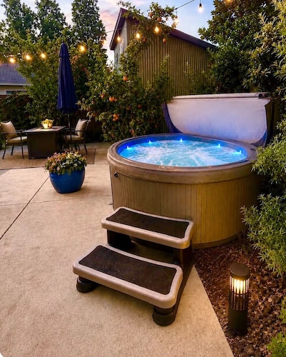 Cozy 1-bedroom house with hot tub, king bed, pet friendly in old Roseville