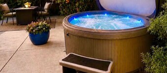 Cozy 1-bedroom house with hot tub, king bed, pet friendly in old Roseville