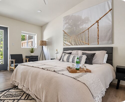 Cozy 1-bedroom house with hot tub, king bed, pet friendly in old Roseville