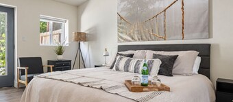 Cozy 1-bedroom house with hot tub, king bed, pet friendly in old Roseville