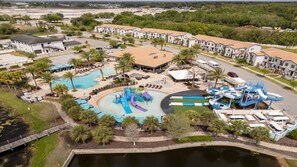 Un complexe hôtelier doté d’une piscine, de toboggans aquatiques et d’un parking.