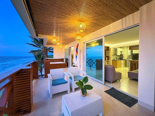 Beach front apartment with AC, jacuzzi and kitchen in vibrant Playas el Frances
