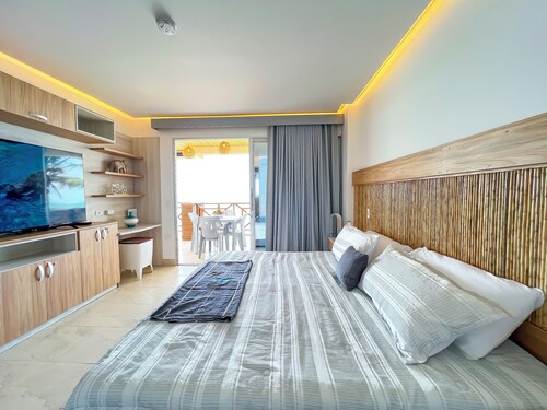 Beach front apartment with AC, jacuzzi and kitchen in vibrant Playas el Frances