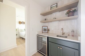 Eine moderne Küche mit Geschirrspüler, Spüle und Arbeitsplatte mit einer Pflanze.