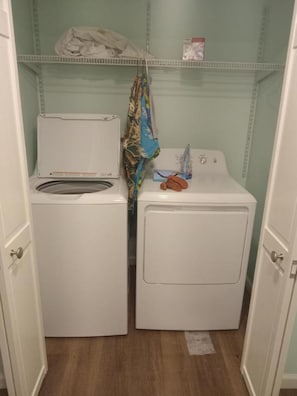 Unclassified image, 4 of 6, button - Fabulous 3-bedroom apartment with AC and WIFI in charming Syracuse (Syracuse)