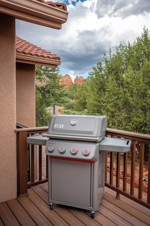 Ein Weber Spirit-Gasgrill auf einer Terrassenanlage mit Blick auf rote Felsformationen.