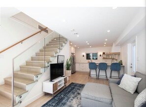 Living area - 2-bedroom coach house in welcoming North Vancouver with AC (North Vancouver)