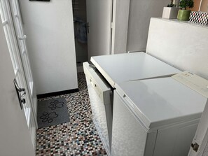 Una cocina compacta con un refrigerador, un microondas y un lavaplatos.