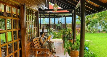 La Herencia Lodge: Turrialba mountain home, coffee views & fire pit