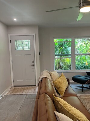 Living area - Welcoming 2-bedroom house in sunny Sarasota privacy shades 2 blocks LegacyTrail (Sarasota)