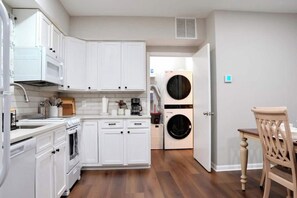 Private kitchen - Private Lake Lanier Apartment  Modern Style  Cumming (Cumming)