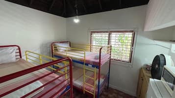Shared Dormitory, Mixed Dorm, Non Smoking | Seterika/papan seterika, Wi-fi percuma, dihias secara berasingan