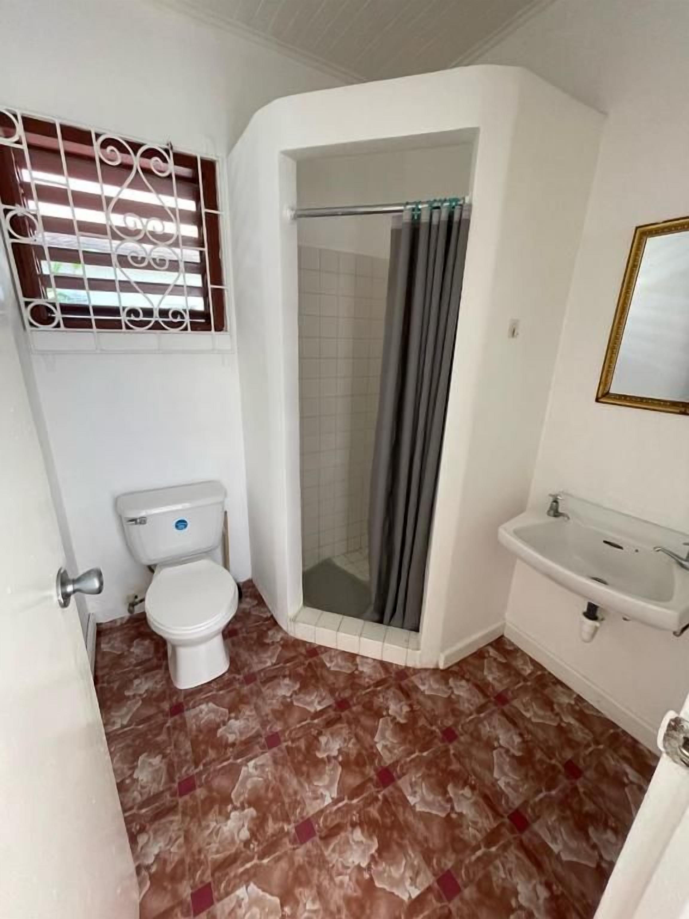 Shared Dormitory, Mixed Dorm, Non Smoking | Bilik Mandi | Pancuran mandi, tuala disediakan, tisu tandas 