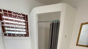 Shared Dormitory, Mixed Dorm, Non Smoking | Bathroom | Shower, towels, toilet paper - The Lodge at Peaceful Palms (Montego Bay)