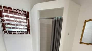 Shared Dormitory, Mixed Dorm, Non Smoking | Bilik Mandi | Pancuran mandi, tuala disediakan, tisu tandas