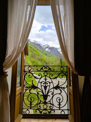 A cozy vacation rental with a breathtaking view of the mountains!