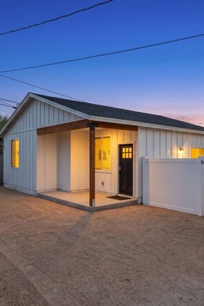Il s’agit d’un bâtiment d’un seul étage, doté d’un garage, d’une porte d’entrée et d’un porche abrité.
