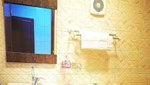 Un baño con lavabo, inodoro y espejo sobre el lavabo.