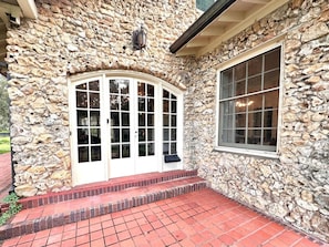 A stone building with a red brick entrance and a large arched doorway. - The Cobblestone Estate - Historic Downtown Ocala! (Ocala)