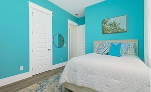 Room - Walk to Beach, Hot Tub, Sleeps 12, Luxury Home, Decks, Fenced Yard (Panama City)