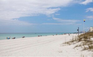 Beach - Walk to Beach, Hot Tub, Sleeps 12, Luxury Home, Decks, Fenced Yard (Panama City)