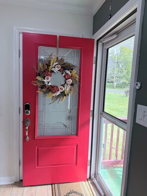 A red door with a glass panel, a doorknob, and a keyhole. - Cozy 2-bedroom house in fabulous in Pocono Mountain (Tobyhanna)