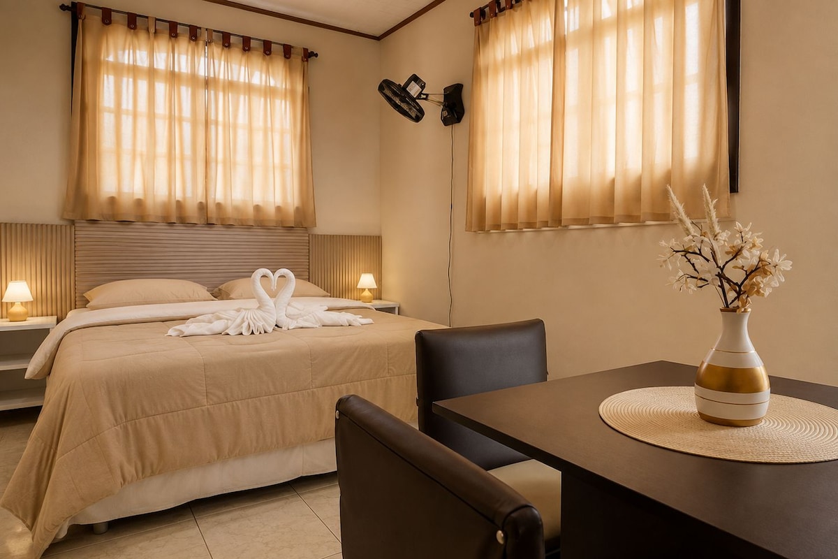 Una camera d'albergo con un letto, due comodini, una scrivania e una sedia.