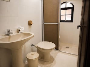 Un bagno con lavandino, WC e zona doccia.