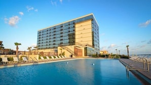 A modern hotel with a large pool and sun loungers. - New updated Daytona Oceanview w/kitchenette, pool (Daytona Beach)