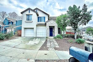 A two-story residential house with a garage, a stone exterior, and a front yard with a mailbox. - 3310 Tremendous 3-bedroom house with AC in San Jose (San Jose)