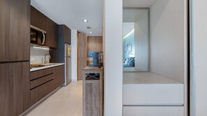 Eine moderne Küche mit Holzschränken und einer integrierten Kaffeemaschine.