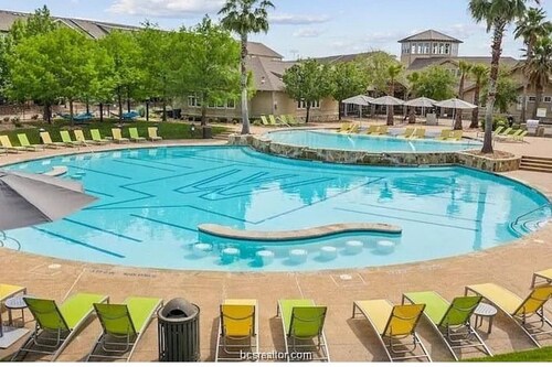 Spacious 3-bedroom condo, Poolside in College Station, on the Texas A&M Bus line