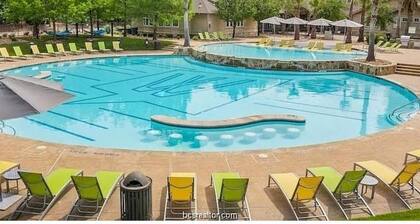 Spacious 3-bedroom condo, Poolside in College Station, on the Texas A&M Bus line