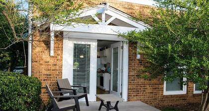 Spacious 3-bedroom condo, Poolside in College Station, on the Texas A&M Bus line