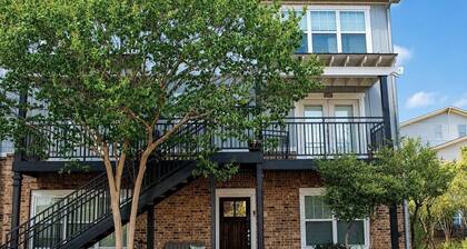 Spacious 3-bedroom condo, Poolside in College Station, on the Texas A&M Bus line