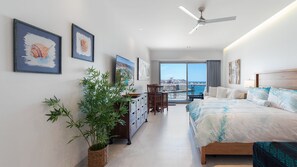 Ein modernes Hotelzimmer mit Bett, Schreibtisch und Blick auf die Stadt.