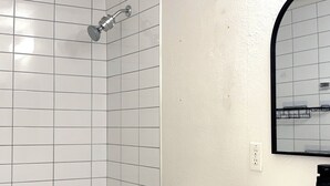 Et badeværelse med et hvidt badekar, et toilet og en bruseniche med glasdør.