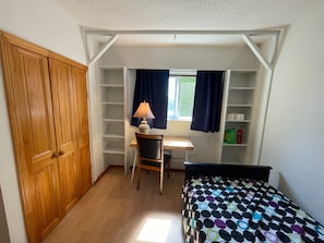 Room, 1 Bedroom, Patio - Room-pretty Room -shared Accommodation (Coquitlam)
