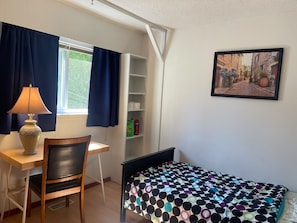 Room, 1 Bedroom, Patio - Room-pretty Room -shared Accommodation (Coquitlam)
