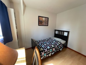 Room, 1 Bedroom, Patio - Room-pretty Room -shared Accommodation (Coquitlam)