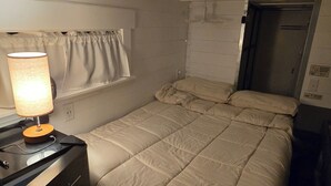 Een bureau, wifi, beddengoed